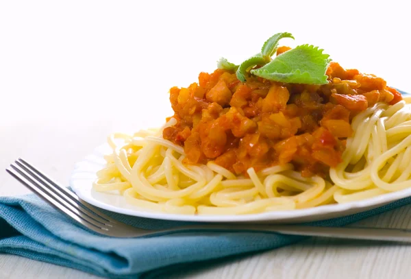 Beyaz tabak spagetti Bolonez — Stok fotoğraf