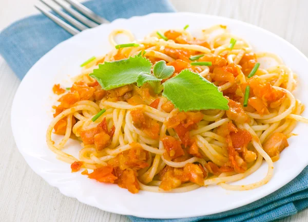 Espaguetis Boloñés sobre plato blanco — Foto de Stock