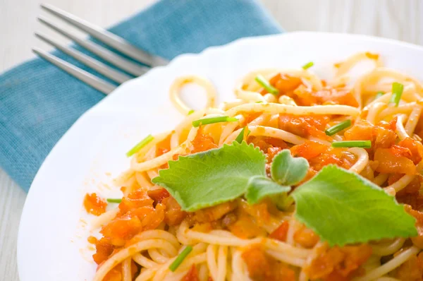 Spaghetti bolognese på vit platta — Stockfoto