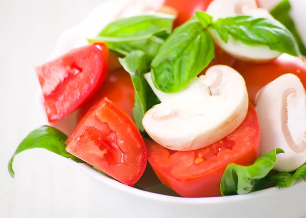 Свежий зеленый салат с грибами, помидорами и базиликом — стоковое фото