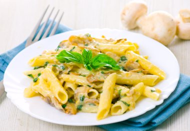 Penne makarna mantar ile