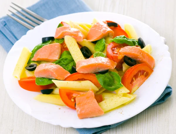 토마토, 바 질 잎, 물고기와 파스타 샐러드 — 스톡 사진