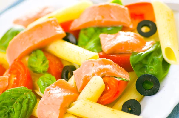 Salade de pâtes avec tomates, feuilles de basilic et poisson — Photo