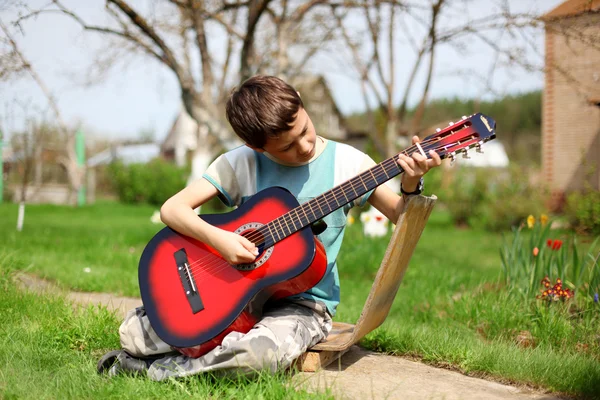Student muzyki, gry na gitarze na zewnątrz — Zdjęcie stockowe