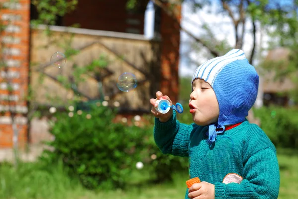 Child plays with bubbles — Stok fotoğraf