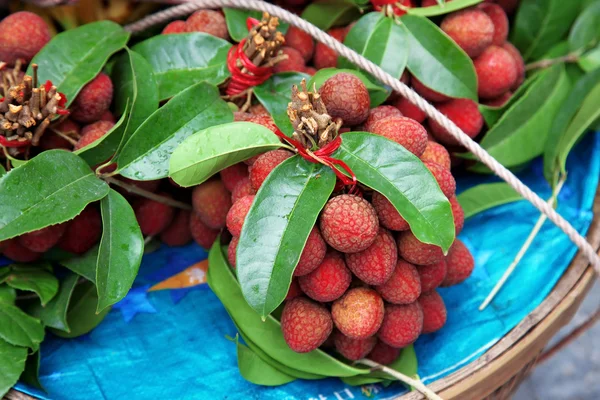 Fresh Lychee with leaves — Stock Photo, Image