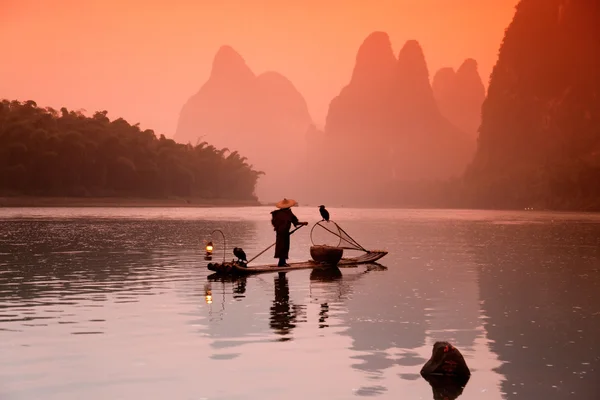 Hombre chino pescando con cormoranes pájaros, Yangshuo, Guangxi reg — Foto de Stock