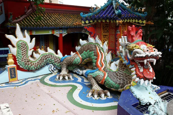Старий дракона на східних храм даху — стокове фото
