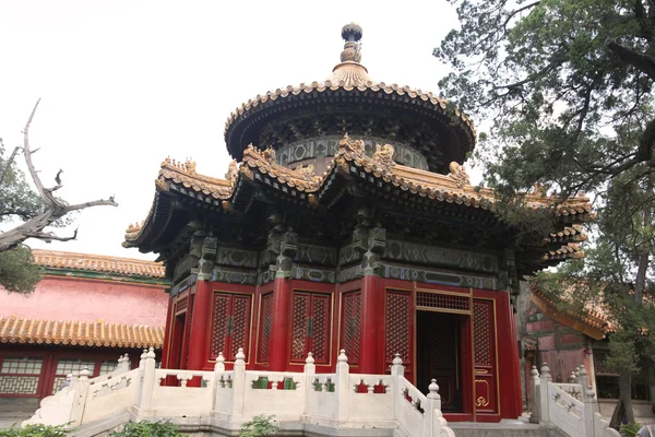 Een prieel in het keizerlijk paleis yard - verboden stad, Peking — Stockfoto