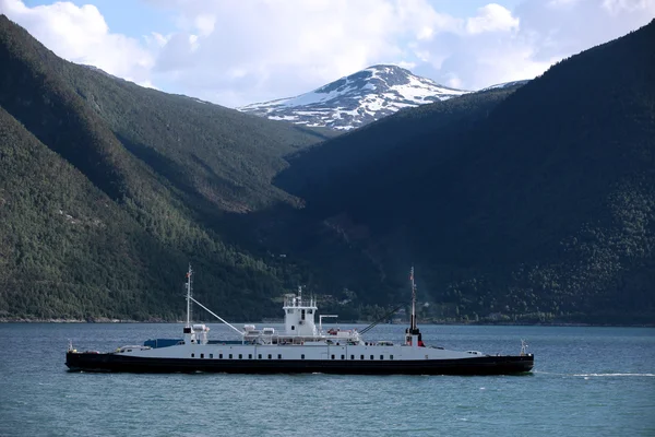 Het schip in fjord, Noorwegen — Stockfoto