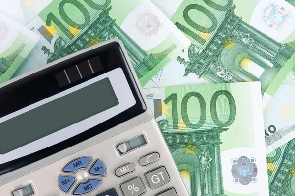 Банкноты евро фон и калькулятор — стоковое фото