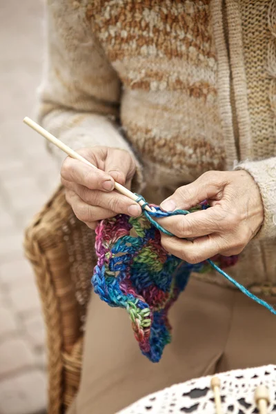 Vrouw kntting — Stockfoto