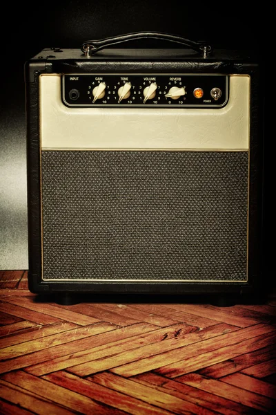Vintage Guitar Amplifier — Stock Photo, Image