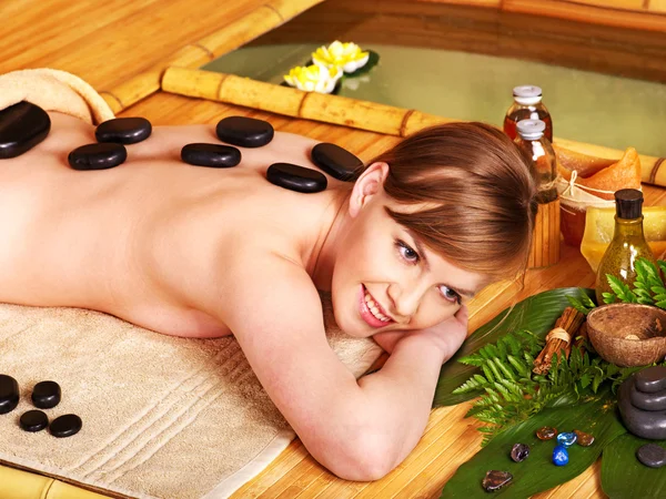 Mulher recebendo pedra massagem terapia  . — Fotografia de Stock
