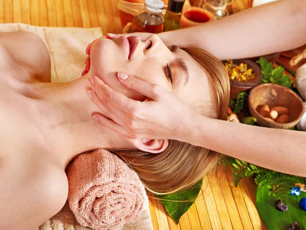 Жінка отримує масаж обличчя . — стокове фото