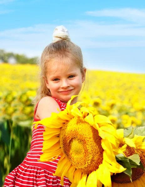 Çocuk holding ayçiçeği açık. — Stok fotoğraf