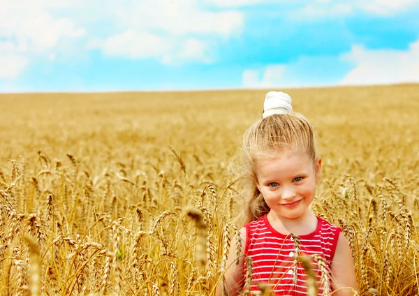 Дитина в пшеничному полі . — стокове фото