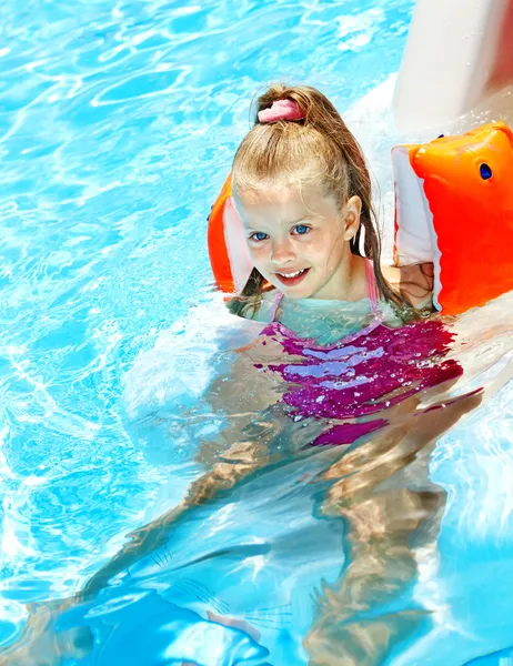 Παιδί με περιβραχιόνια στην πισίνα. — Φωτογραφία Αρχείου