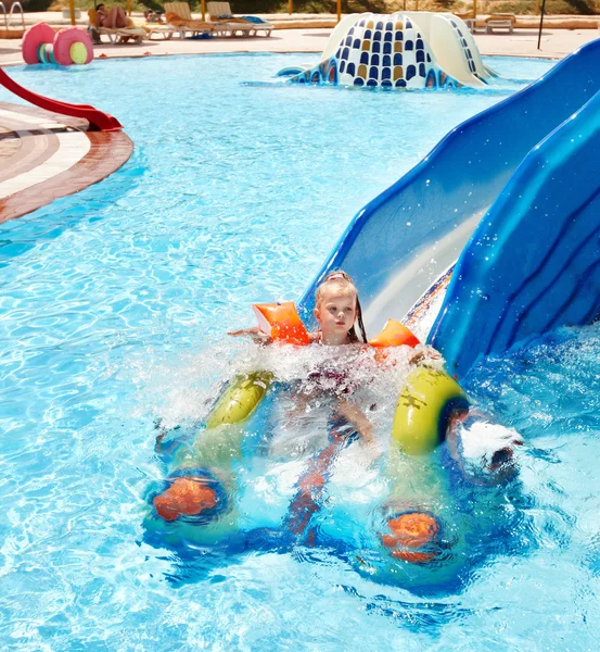 Criança com braçadeiras na piscina . — Fotografia de Stock