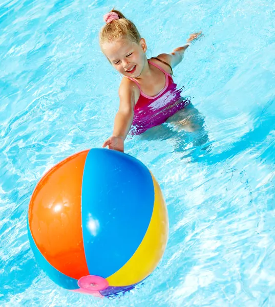 Bambina giocare palla in acqua . — Foto Stock