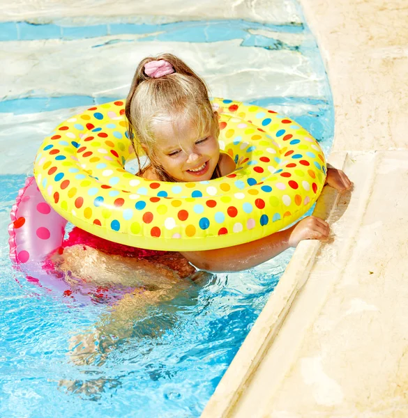 Bambino che gioca in piscina . — Foto Stock