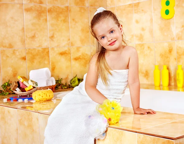 Детская стирка в ванной  . — стоковое фото
