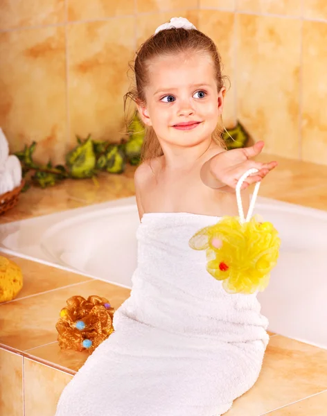 Bambino che si bagna nel bagno di bolle  . — Foto Stock