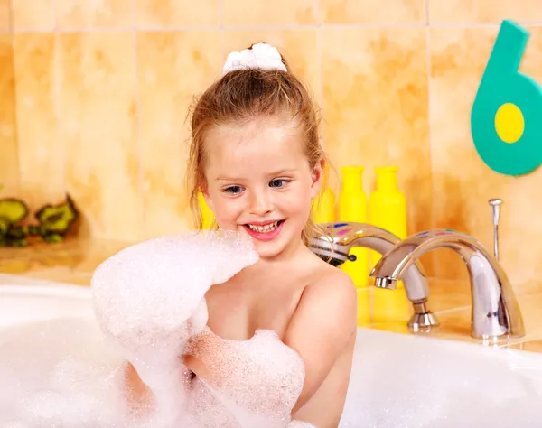 Lavado de niños en baño de burbujas  . — Foto de Stock