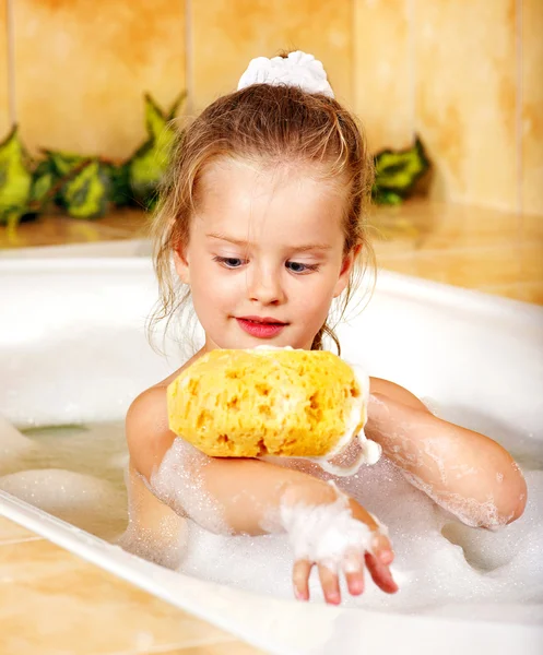 Kind wassen in het bad van bellen . — Stockfoto