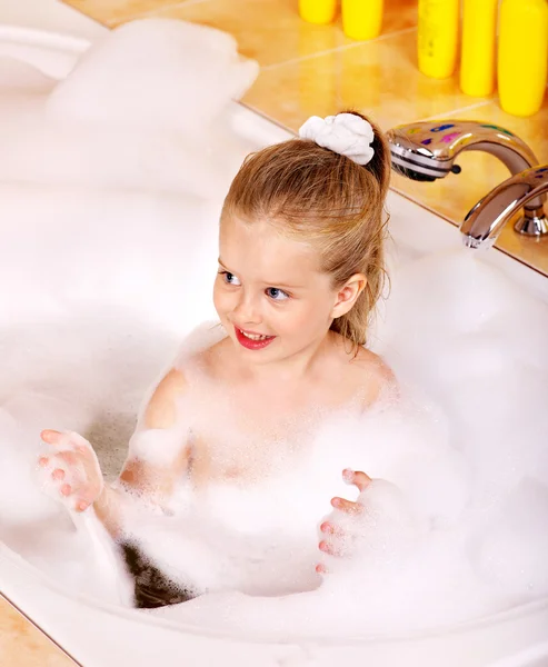 Barn tvätt i bubbelbad . — Stockfoto