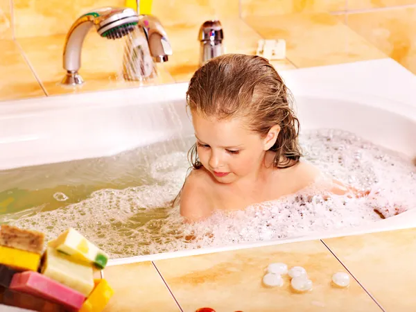 Kind wassen in het bad van bellen . — Stockfoto