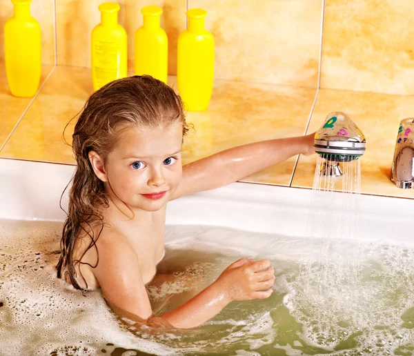 Dziecko mycia w bubble bath . — Zdjęcie stockowe