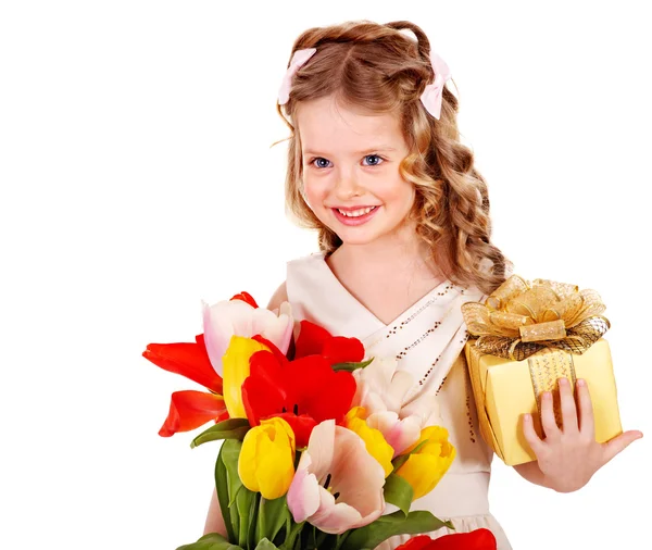 Niño con flor de primavera y caja de regalo . — Foto de Stock