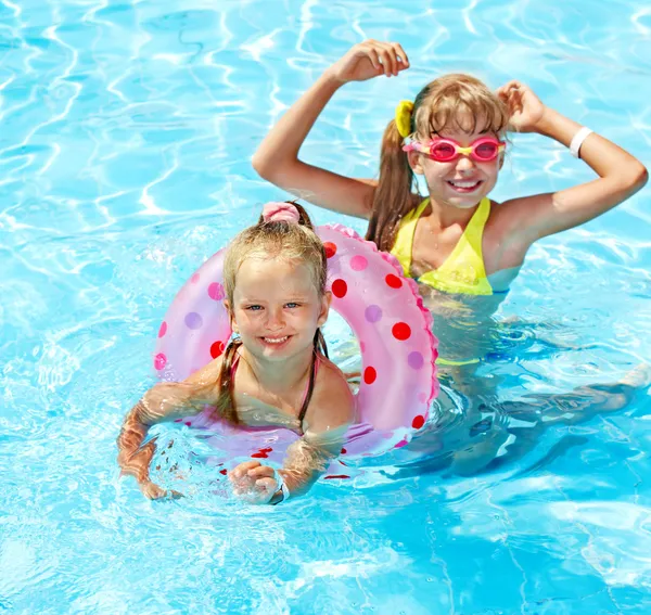 Niños en piscina . — Foto de Stock