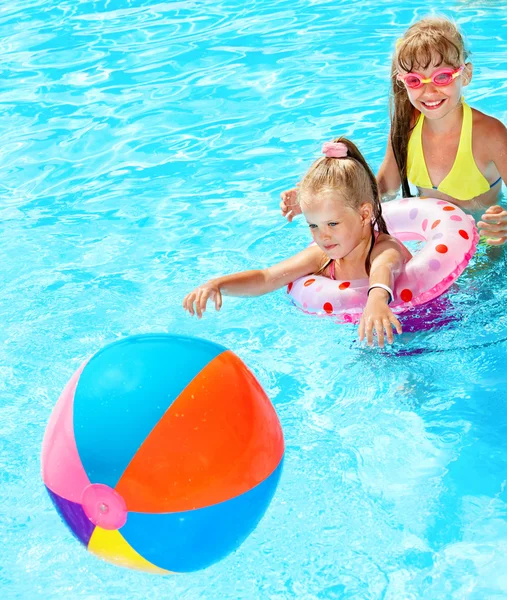 Παιδιά το κολύμπι στην πισίνα. — Φωτογραφία Αρχείου