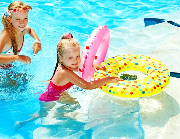 Kinderen zwemmen in zwembad. — Stockfoto