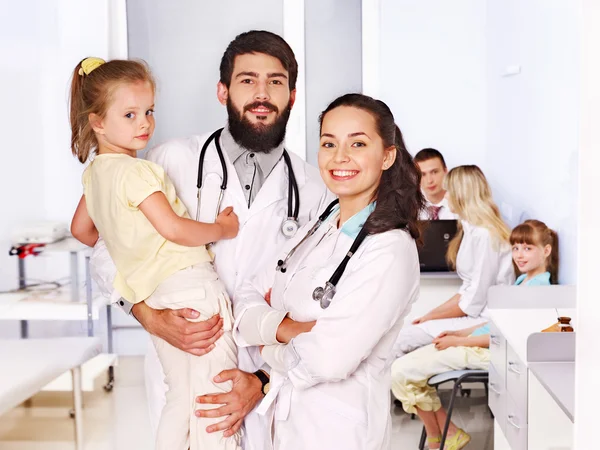Arts met een kind in het ziekenhuis. — Stockfoto