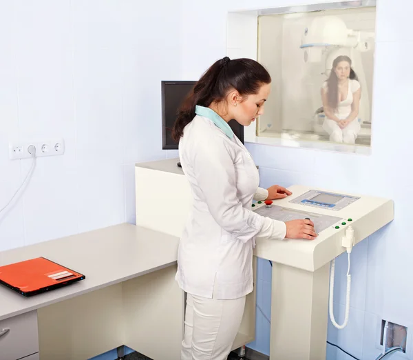 Paciente y médico en sala de rayos X . — Foto de Stock