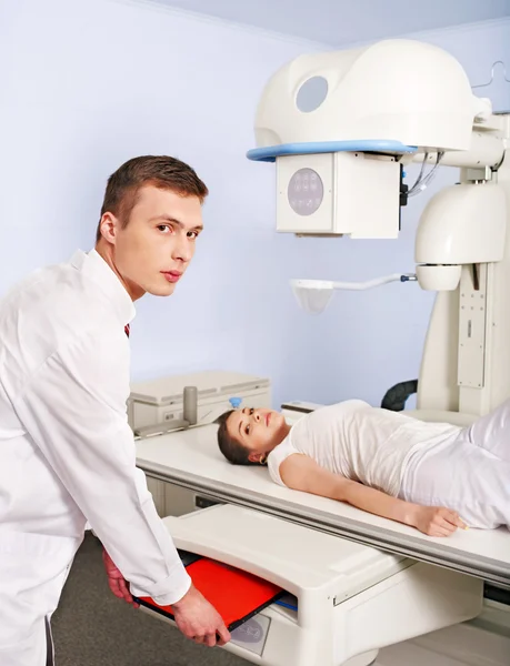 Patient mit Trauma und Arzt im Röntgenraum. — Stockfoto