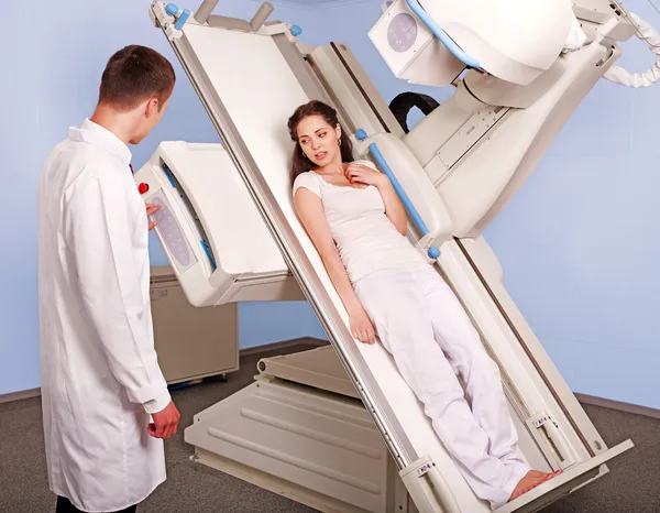 Pacjent w x-ray pokoju patrząc na lekarza. — Zdjęcie stockowe