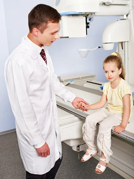 Barn patient i x-ray rum. — Stockfoto