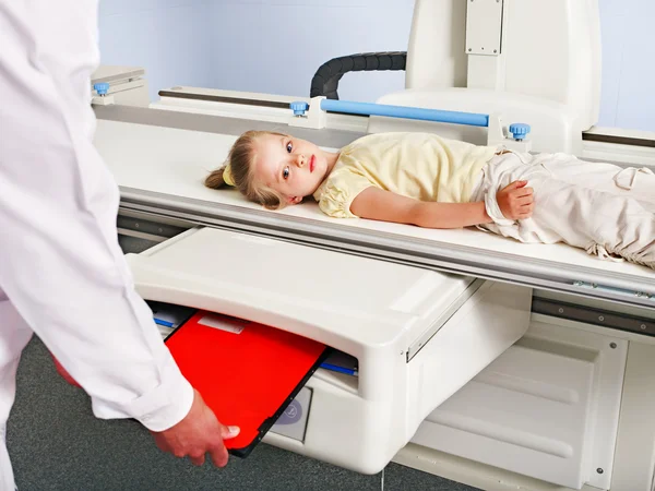 Kinderpatient im Röntgenraum. — Stockfoto