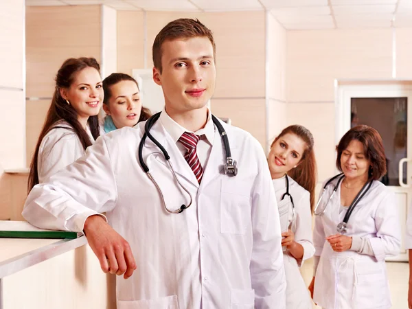 Skupina lékařů na recepci v nemocnici. — Stock fotografie
