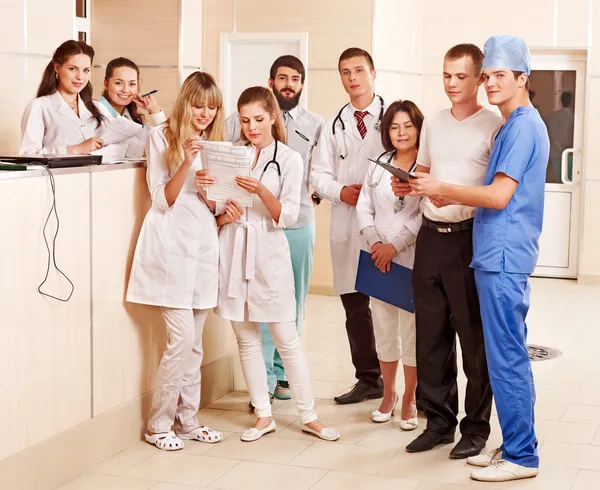 Médicos de grupo na recepção no hospital . — Fotografia de Stock