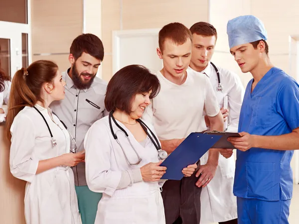 Groep artsen bij de receptie in het ziekenhuis. — Stockfoto