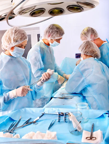 Chirurg aan het werk in de operatiekamer. — Stockfoto