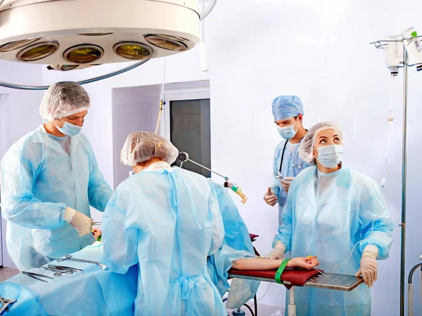 Chirurg pracující na operačním sále. — Stock fotografie