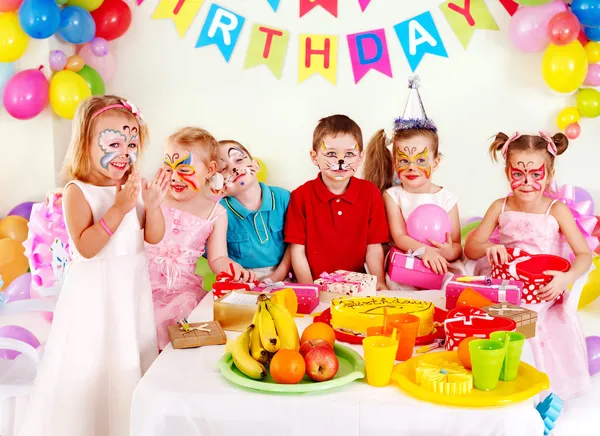 Çocuklar mutlu doğum günü partisi . — Stok fotoğraf