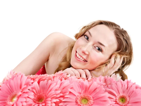 Jonge vrouw liegen over bloemen. — Stockfoto