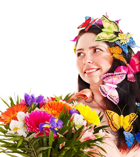 Девушка в весенней прическе с цветами и бабочкой . — стоковое фото